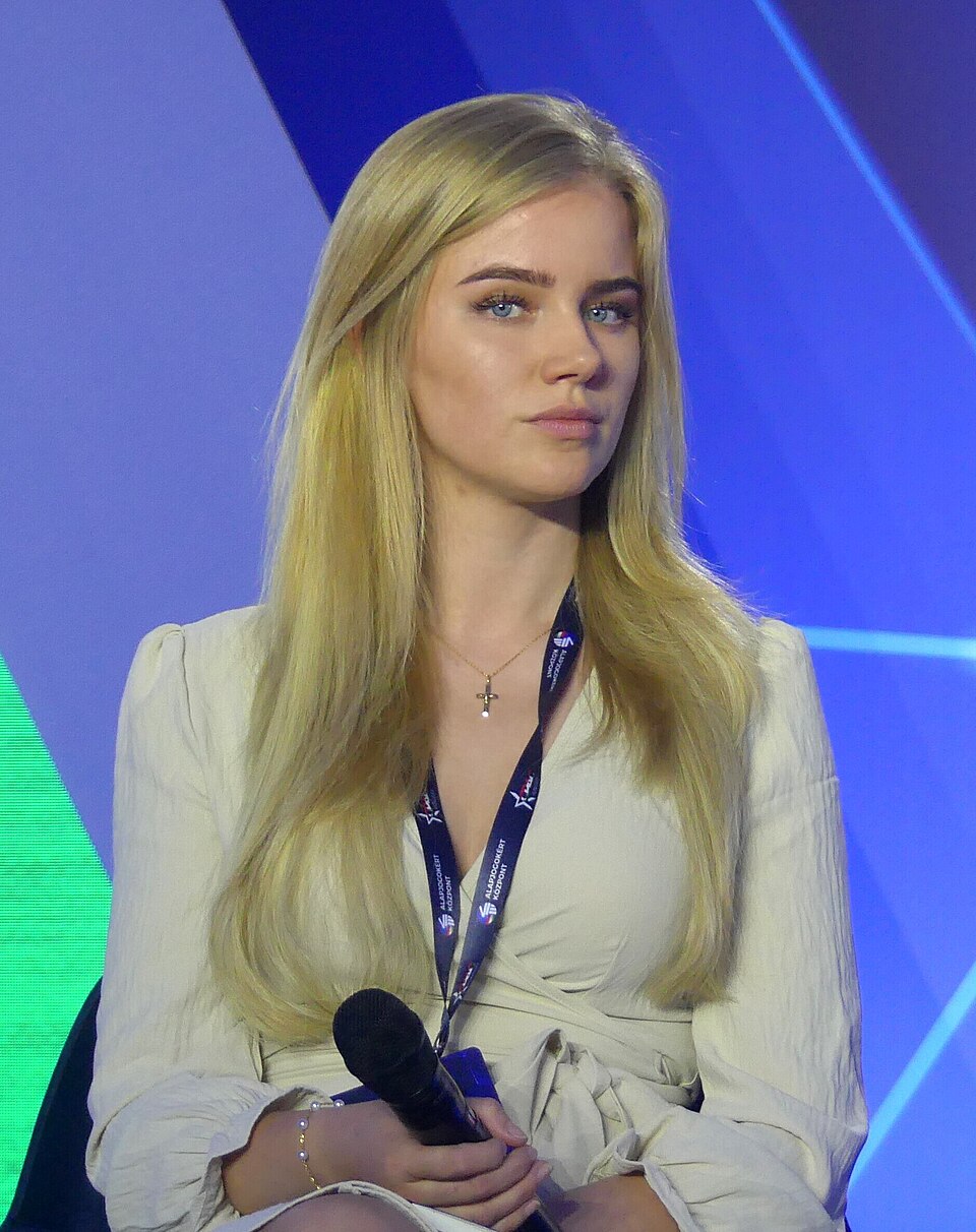 UK Bars Dutch Far-Right Activist: Border Control & Ideology